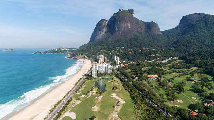 O Bairro de São Conrado no Rio de Janeiro, local dos voo duplos de asa delta e parapente